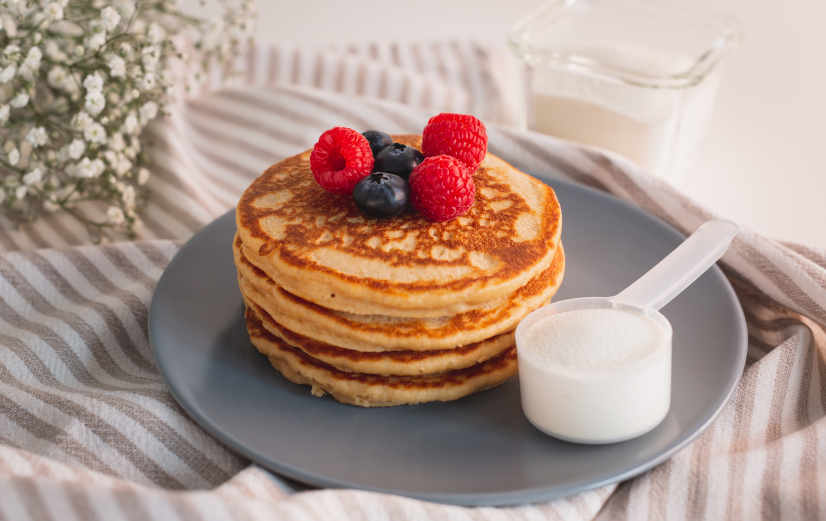 Protein-Pfannkuchen mit frischem Obst sind eines der gesunden Rezepte mit Proteinpulver aus diesem Blog.