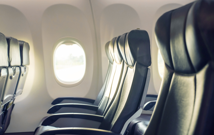 Flugzeugkabine mit Sitzen, in der Sie Ihre Nahrungsergänzungsmittel mit in den Urlaub nehmen können